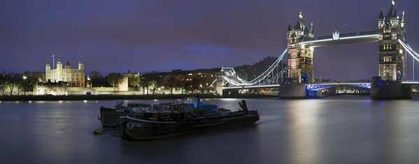 Panorama tower of london i mostu tower bridge nocą — Zdjęcie stockowe