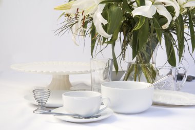 lily çiçekler ile beyaz kahvaltı Tablo ayarı
