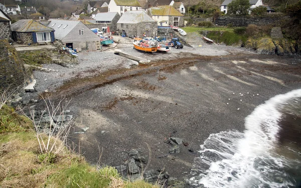 砂利浜と cadgwith 釣りボート — ストック写真