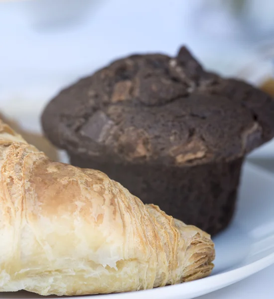 Croissant and chocolate muffin macro — Stock Photo, Image