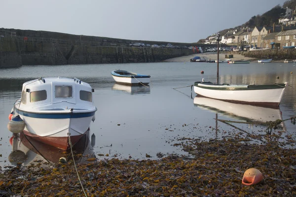 A traditional Cornish fishing village and harbor Cornwall England — Stock Photo, Image