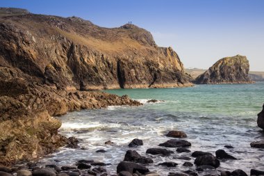 kynance cove plajda kayalar ile