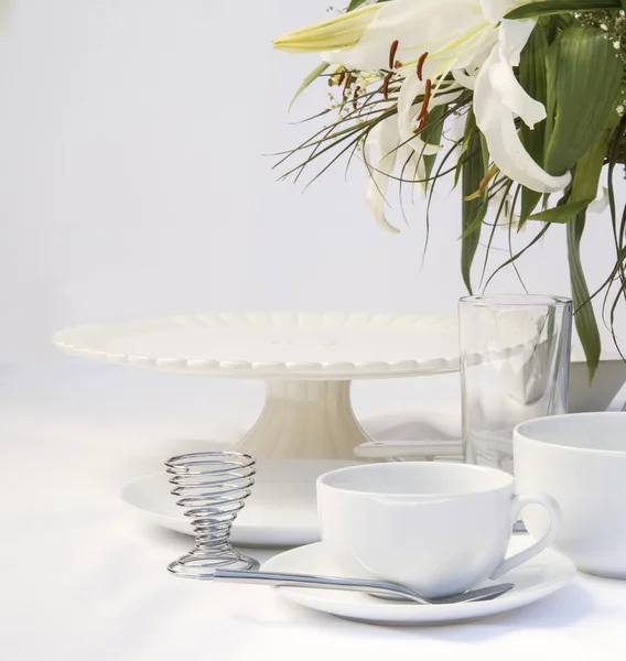 Instelling van de tabel van de witte ontbijt met lily bloemen — Stockfoto