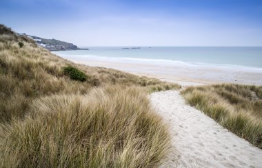 Sennen cove beach ve kum tepeleri önce günbatımı cornwall, İngiltere