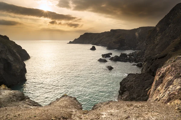 Günbatımı yüksek gelgit kynance Cove spring — Stok fotoğraf