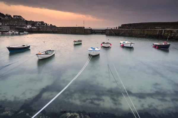 Tradiční cornwallského rybářská vesnice před východem slunce v Anglii cornwall — Stock fotografie