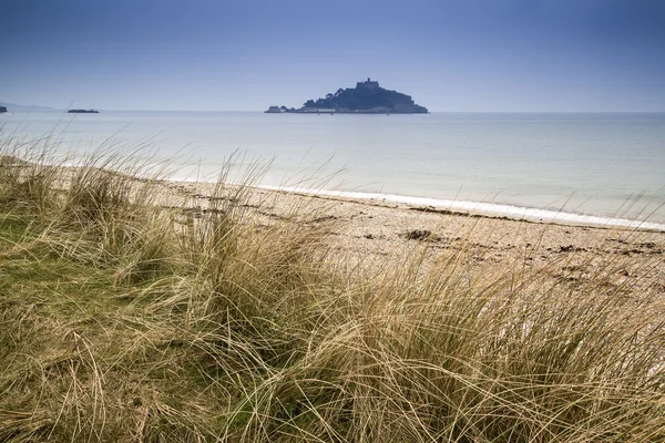 砂丘を通して見た St Michael マウント ベイ マラジオン景色コーンウォール イギリス — ストック写真