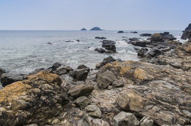 gün ışığında cape cornwall kayalık sahil ve brisons kaya