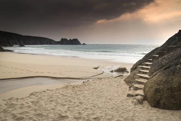 Porthcurno playa de arena amarilla antes de la puesta del sol Cornwall Inglaterra —  Fotos de Stock