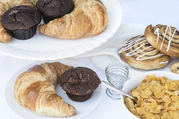 Continental breakfast table setting with pastries and cakes — Stock Photo, Image