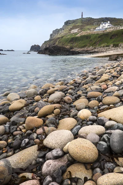 Plage de galets et promontoire au cap Cornwall — Photo