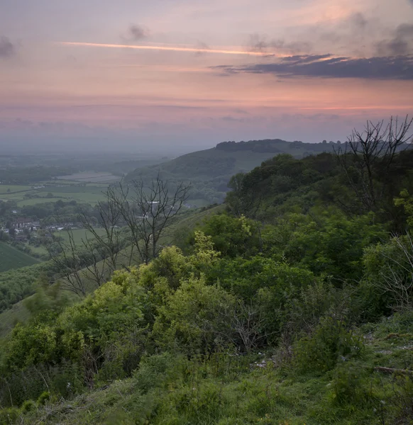 Levendige zonsopgang boven platteland landschap — Stockfoto
