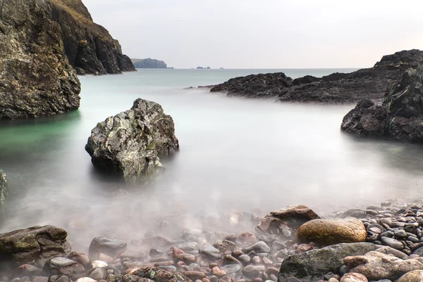 Uzun pozlama kynance cove gelgit — Stok fotoğraf