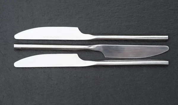 Macro imagen de cuchillos de cubertería sobre fondo rústico — Foto de Stock