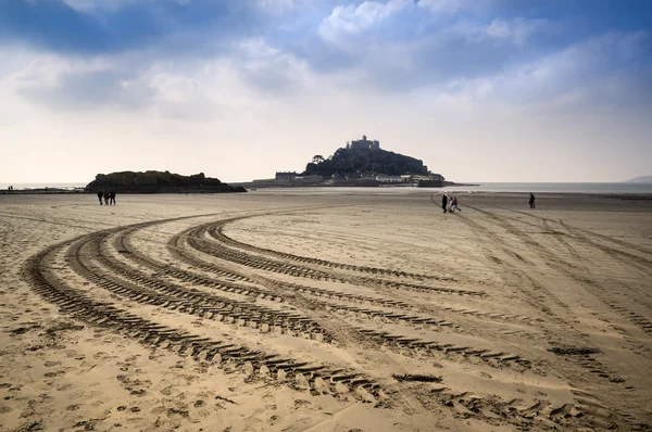 St Michael 's Mount Bay Marazion low tide amphibious ferry boat tracks Cornwall England — стоковое фото