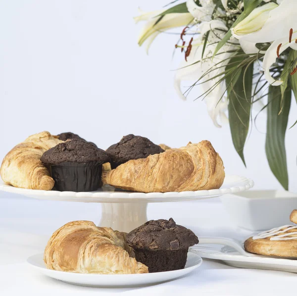 Сервірування столу континентальний сніданок з тістечками та торти — стокове фото