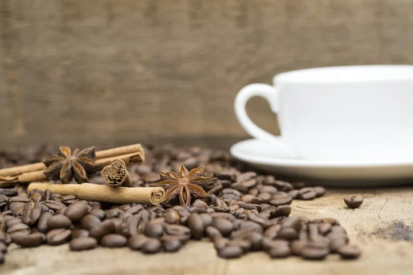 Cup of coffee and beans on wooden background — Stock Photo, Image