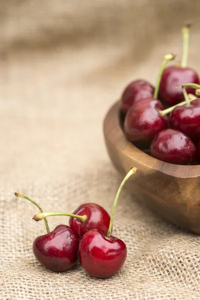 Cerises fraîches d'été dans un bol en bois — Photo