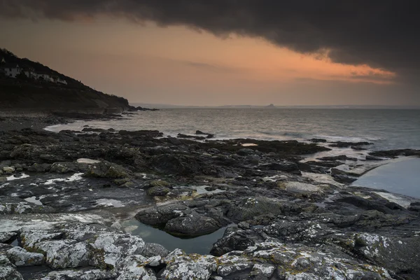 Alba in una piscina oceanica in primavera sulla costa inglese della Cornovaglia — Foto Stock