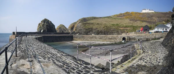 Bir geleneksel cornish cornwall İngiltere'de köy ve liman balıkçılık — Stok fotoğraf