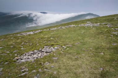 Banka bulutlar dağ üst boyunca seyahat eder.
