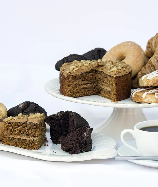 Kontinental frukostbuffé dukningen med kaffe och bakverk — Stockfoto