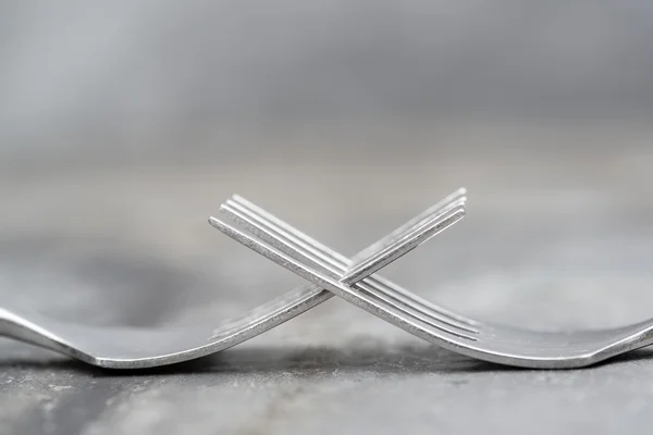 Macro imagen de tenedores de cubiertos sobre fondo rústico — Foto de Stock
