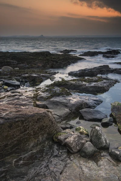 Схід сонця в океані-басейн навесні на узбережжі Англії Cornwall — стокове фото