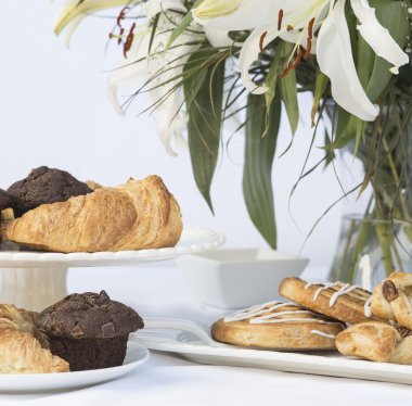 Continental Kahvaltı Tablo ayarı hamur işleri ve pastalar