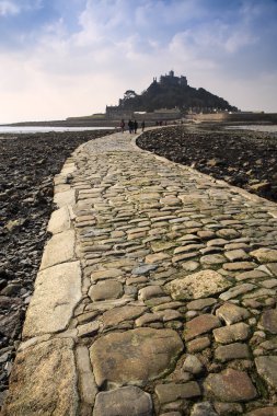 Manzara yolu düşük tide St Michael'ın monte Marazion Cornwall İngiltere'den saptandı.