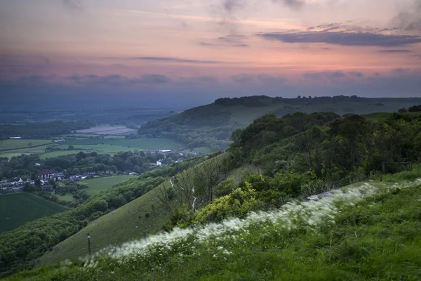 Kırsal manzara üzerinde canlı gündoğumu — Stok fotoğraf