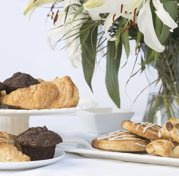 Continental breakfast table setting with pastries and cakes — Stock Photo, Image