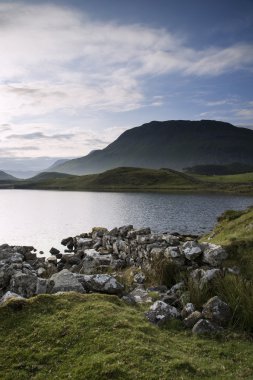 güzel gündoğumu dağ manzarası sakin gölde yansıyan