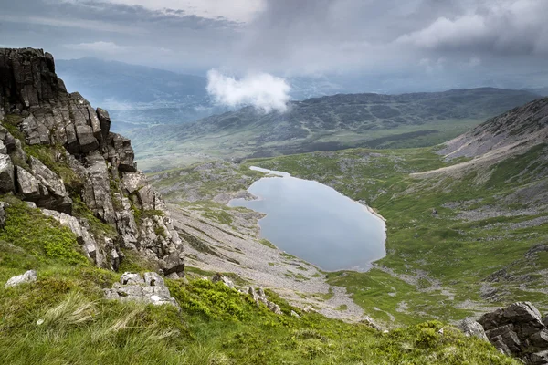 Uitzicht vanaf de top van cadair idris op zoek naar llyn y gader landschap — Stockfoto