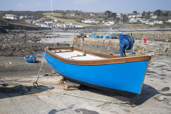 Haven bij laag tij met vissersboten op coverack Engeland — Stockfoto