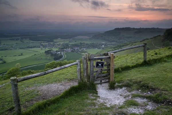 Vibrante amanecer sobre el paisaje rural — Foto de Stock