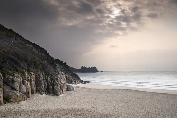 Porthcurno żółty piasku plaży przed zachód Anglia — Zdjęcie stockowe