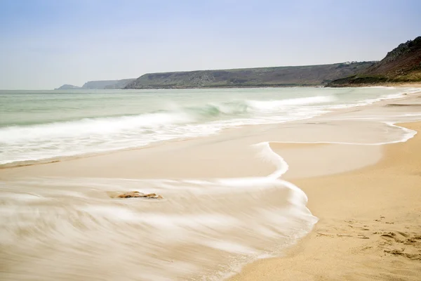 Plaja Sennen Cove înainte de apusul Lunii în Cornwall Anglia — Fotografie, imagine de stoc