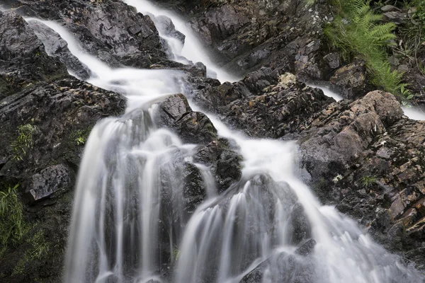 Krajobraz szczegółowo wodospad nad skały w lecie długi czas ekspozycji — Zdjęcie stockowe
