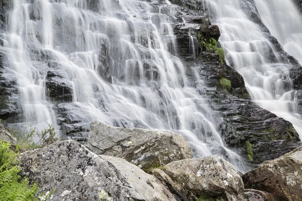 Dettaglio paesaggistico di cascata su rocce in estate lunga esposizione — Foto Stock