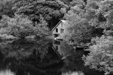 sahipsiz kayıkhane ve ro retro tarzı siyah beyaz resim