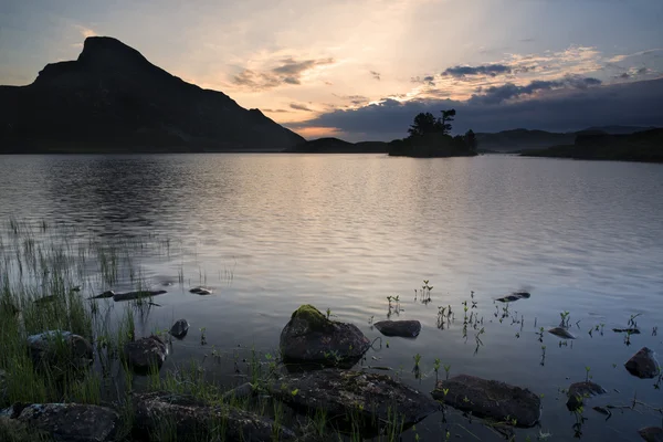 Impressionante montanha e lago nascer do sol reflexões bela landsca — Fotografia de Stock