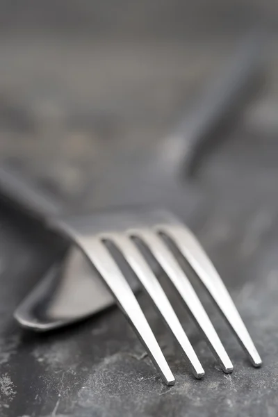 Macro imagen de cuchillo y tenedor sobre fondo rústico — Foto de Stock