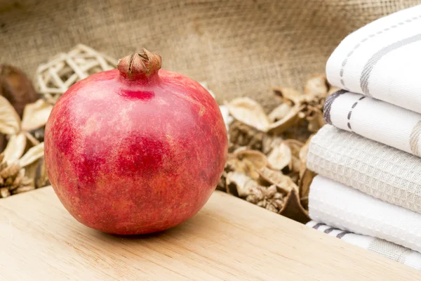 Makroaufnahme von frischem ganzen Granatapfel — Stockfoto