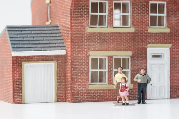 Conceito de casa de família com casa modelo e pessoas em backgro branco — Fotografia de Stock