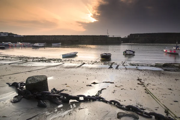 A hagyományos korni halászati falu napkeltekor cornwall Anglia — Stock Fotó