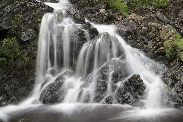 Dettaglio paesaggistico di cascata su rocce in estate lunga esposizione — Foto Stock