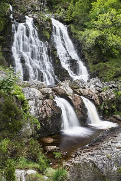 Paysage de cascade de Rhiwargor dans le parc national de Snowdonia pendant — Photo
