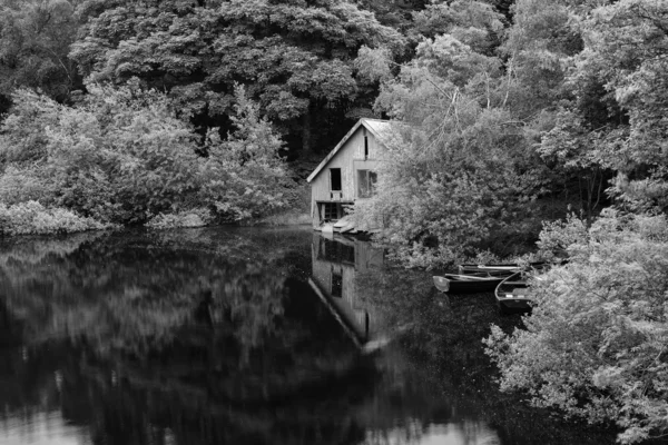 Foto in bianco e nero in stile retrò di derelitto rimessa e ro — Foto Stock