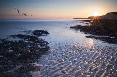 uzun pozlama, günbatımında kayalık sahil peyzaj